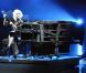 Quand Lady Gaga se prend pour un oiseau de mauvaise augure, ça donne froid dans le dos mais... on est complètement gaga lors de son show à l'Université Centrale de Floride le 3 janvier 2010 ! 
