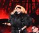 Quand Lady Gaga se prend pour un oiseau de mauvaise augure, ça donne froid dans le dos mais... on est complètement gaga lors de son show à l'Université Centrale de Floride le 3 janvier 2010 ! 