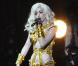 En combi dorée et cuissardes, Lady Gaga se la joue Cléopâtre version 2010 lors de son show à l'Université Centrale de Floride le 3 janvier 2010