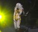 En combi dorée et cuissardes, Lady Gaga se la joue Cléopâtre version 2010 lors de son show à l'Université Centrale de Floride le 3 janvier 2010