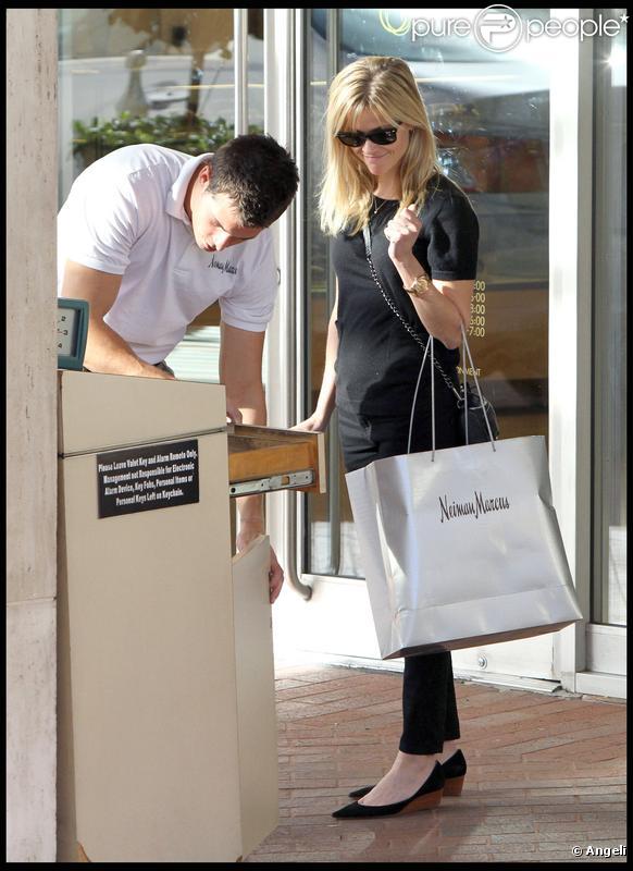 Reese Witherspoon faisant du shopping à Beverly Hills, le 5 janvier 2010