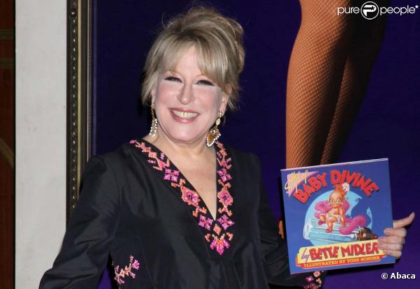 Bette Midler signe son livre,  The Saga of Baby Divine , à Las Vegas, le 6 janvier 2010.