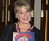 Bette Midler signe son livre,  The Saga of Baby Divine , à Las Vegas, le 6 janvier 2010.