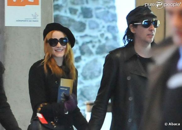 Marilyn Manson et sa petite amie Evan Rachel Wood arrivent à Roissy Charles de Gaulle à Paris en décembre 2009