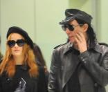 Marilyn Manson et sa petite amie Evan Rachel Wood arrivent à Roissy Charles de Gaulle à Paris en décembre 2009