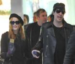 Marilyn Manson et sa petite amie Evan Rachel Wood arrivent à Roissy Charles de Gaulle à Paris en décembre 2009