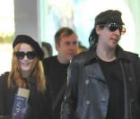 Marilyn Manson et sa petite amie Evan Rachel Wood arrivent à Roissy Charles de Gaulle à Paris en décembre 2009