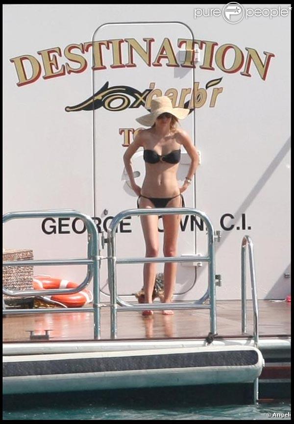 Miranda Kerr sur un superbe yacht, à Saint-Barthelemy, le 2 janvier 2010.