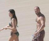 Jason Statham et sa girlfriend Alex Zosman s'offrent une séance de plongée improvisée sur la plage du Gouverneur à St-Barthélemy.