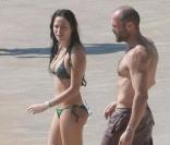 Jason Statham et sa girlfriend Alex Zosman s'offrent une séance de plongée improvisée sur la plage du Gouverneur à St-Barthélemy.