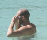 Jason Statham et sa girlfriend Alex Zosman s'offrent une séance de plongée improvisée sur la plage du Gouverneur à St-Barthélemy.