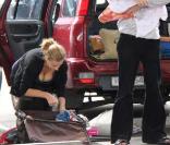 Rachel Griffiths, en famille, à son arrivée à l'aéroport de Sydney le 1 er janvier 2010.