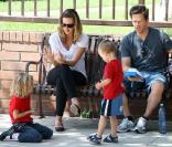 Mark Wahlberg et sa femme avec leurs enfants Ella et Michael en septembre 2009 dans un parc de Los Angeles 