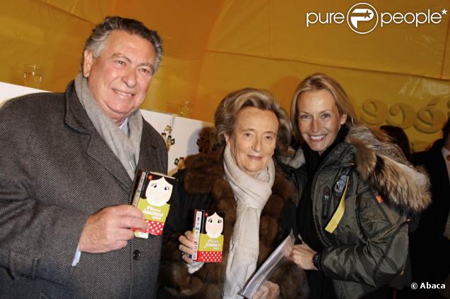 Estelle Lefébure et Bernadette Chirac lord du lancement de l'opération Pièces Jaunes à Paris le 6 janvier 2010
