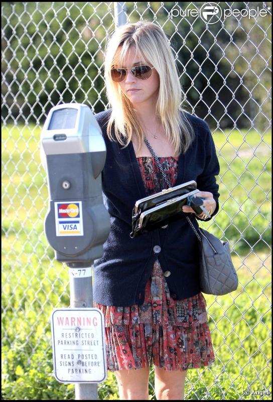 Reese Witherspoon se rend dans un salon de manucure à Beverly Hills le 12 janvier 2010