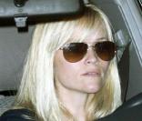 Reese Witherspoon est en colère contre les photographes alors qu'elle part en voiture après être allée dans un salon de manucure à Beverly Hills le 12 janvier 2010