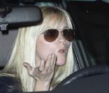 Reese Witherspoon est en colère contre les photographes alors qu'elle part en voiture après être allée dans un salon de manucure à Beverly Hills le 12 janvier 2010