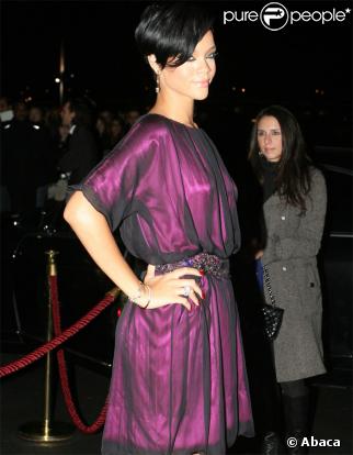 Rihanna, lors de la soirée Swarovski à Paris, porte une bague remarquable à la main droite. Celle que Chris lui aurait offert...