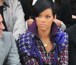 Rihanna, lors du défilé Chanel à Paris, toujours avec la même bague