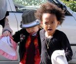 Angelina Jolie et ses filles Zahara et Shiloh en session shopping le 16 janvier 2010 