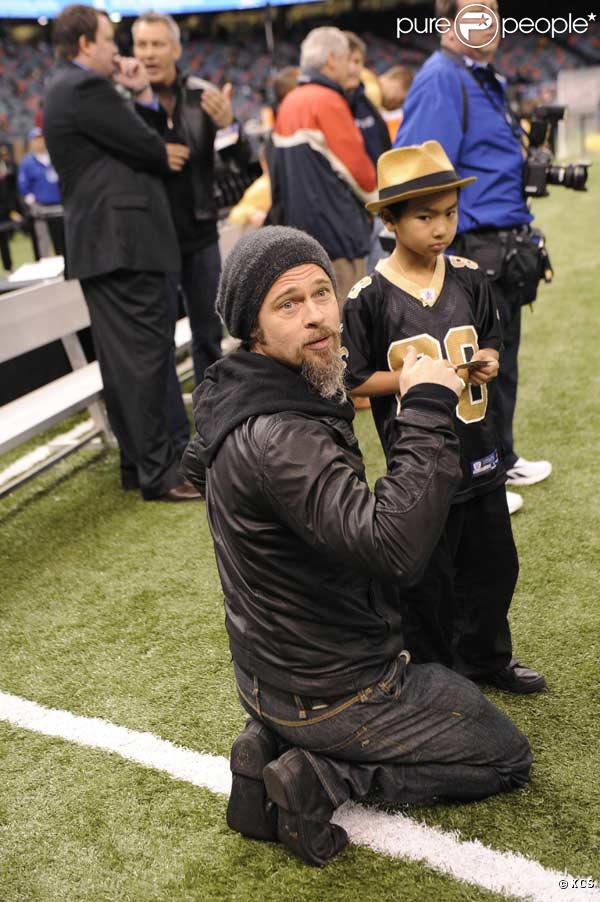 Brad Pitt et son fils Maddox lors d'un match de football américain en Louisiane le 16 janvier 2010 