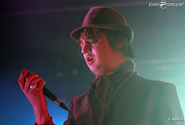 Pete Doherty a été victime de son succès pour son concert surprise à la Flèche d'or parisienne, le 18 janvier 2010 (photo : concert à Bath le 13 décembre 2009)