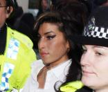 Amy Winehouse, accusée d'agression, arrive à la cour de Milton Keynes en Angleterre le 20 janvier 2010