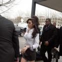 Amy Winehouse : En mini-jupe et chemisier très moulant pour plaider coupable d'agression ! Elle a le look... cocotte !