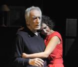 Gérard Darmon et Noémie Kocher lors de la pré-représentation de la pièce Je l'aimais, mise en scène par Patrice Leconte, le 19 janvier 2010