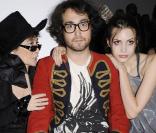 Yoko Ono et son fils Sean (ici avec sa compagne Charlotte Kemp Muhl) reforment le Plastic Ono Band pour un concert unique en février 2010