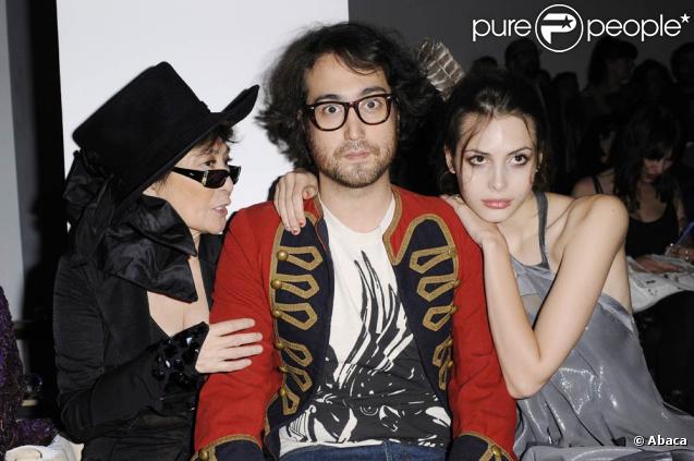 Yoko Ono et son fils Sean (ici avec sa compagne Charlotte Kemp Muhl) reforment le Plastic Ono Band pour un concert unique en février 2010