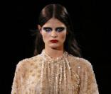 Isabeli Fontana au défilé Givenchy à Paris le 26 janvier