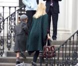 Claudia Schiffer à Londres devant l'école de son fils, le 27 janvier 2010