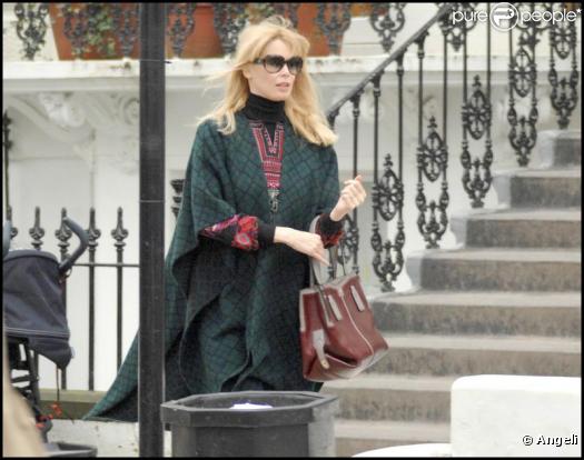 Claudia Schiffer à Londres devant l'école de son fils, le 27 janvier 2010