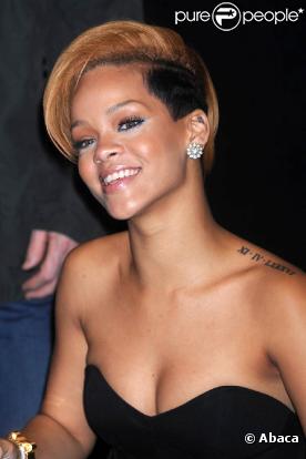 Ce chiffre latin représente la date d'anniversaire de la meilleure amie de Rihanna. Une belle preuve d'amitié !
