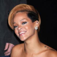 Ce chiffre latin représente la date d'anniversaire de la meilleure amie de Rihanna. Une belle preuve d'amitié !