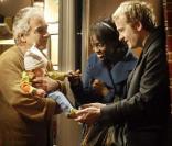 Pierre Arditi, Aïssa Maïga et Jocelyn Quivrin dans le film Ensemble, c'est trop