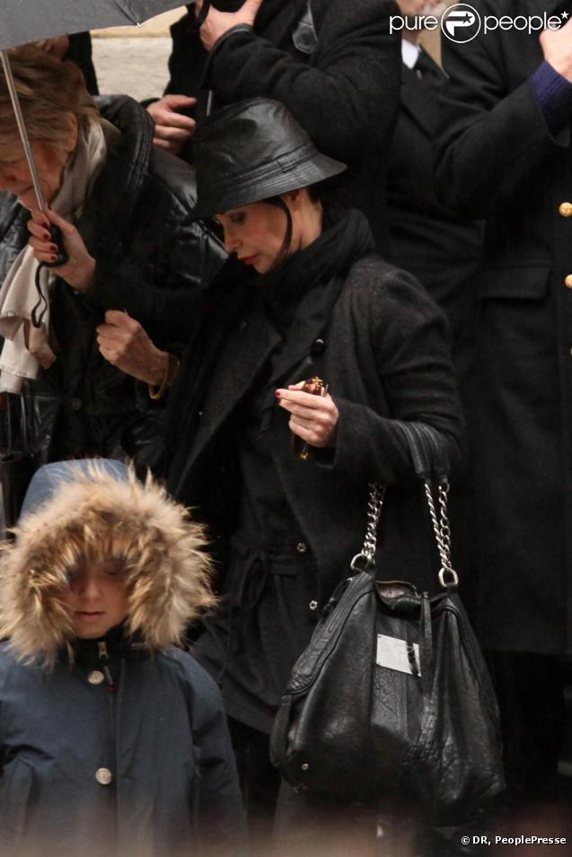Evelyne Bouix lors des obsèques de Pierre Vaneck, qui se sont tenues en l'église Saint-Roch, à Paris, le 6 février 2010.