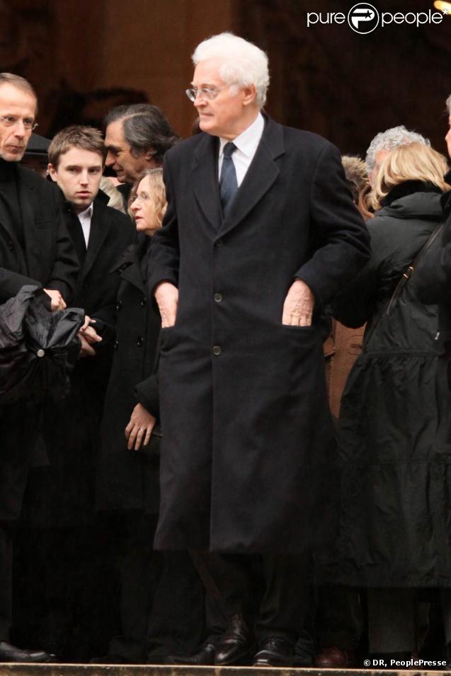Lionel Jospin et Thibaud Vaneck (à gauche) lors des obsèques de Pierre Vaneck, qui se sont tenues en l'église Saint-Roch, à Paris, le 6 février 2010.