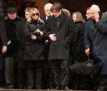 Jean Becker, Lionel Jospin et le clan Vaneck lors des obsèques de Pierre Vaneck, qui se sont tenues en l'église Saint-Roch, à Paris, le 6 février 2010.