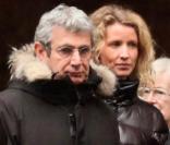 Michel Boujenah et Alexandra Lamy lors des obsèques de Pierre Vaneck, qui se sont tenues en l'église Saint-Roch, à Paris, le 6 février 2010.