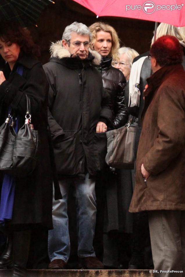 Michel Boujenah et Alexandra Lamy lors des obsèques de Pierre Vaneck, qui se sont tenues en l'église Saint-Roch, à Paris, le 6 février 2010.