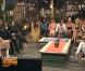 Pendant le prime time, les fermiers écoutent sagement Jean-Pierre Foucault et Benjamin Castaldi, en duplex du plateau situé à Paris.