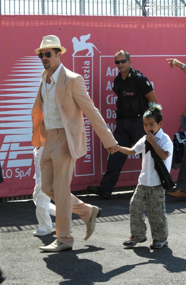 Angie et Brad ont assisté au Superbowl 2010, à Miami. Ils ont emmené leur fils Maddox 