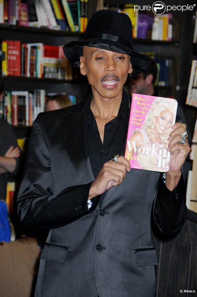 RuPaul dédicace son nouveau livre à New York, le 5 février 2010 !