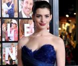 Anne Hathaway à la première de Valentine's Day le 8 février à Los Angeles