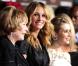 Shirley MacLaine, Julia Roberts et Emma Roberts à la première de Valentine's Day le 8 février à Los Angeles