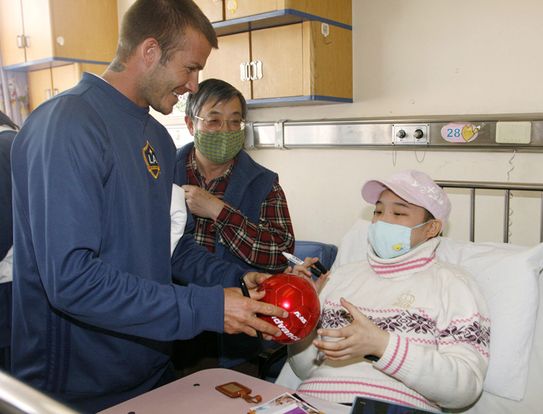 David Beckham visite des enfants malades à Shangaï