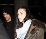 Ashton Kutcher et Demi Moore arrivent à l'aéroport Lax de Los Angeles pour se rendre à la première de Valentine's Day à Londres le 9 février 2010
