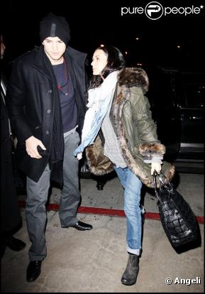 Ashton Kutcher et Demi Moore arrivent à l'aéroport Lax de Los Angeles pour se rendre à la première de Valentine's Day à Londres le 9 février 2010